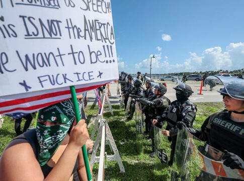 manifestacoes-contra-e-a-favor-de-trump-tomam-eua-no-aniversario-dele
