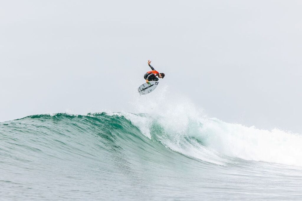surfe:-brasileiro-yago-dora-vence-japones-e-conquista-etapa-da-wsl