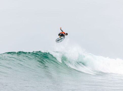 surfe:-brasileiro-yago-dora-vence-japones-e-conquista-etapa-da-wsl