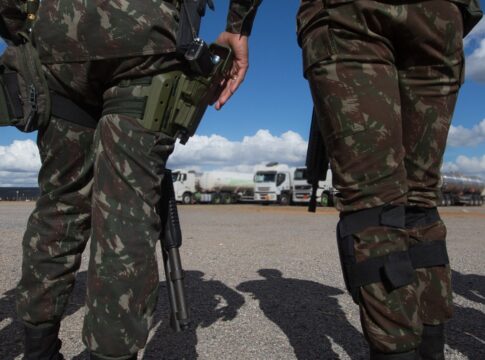 “dormiu-com-minha-mulher?”:-militar-agride-colega-ao-acusa-lo-de-importunacao