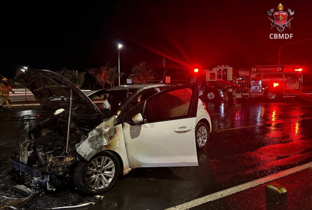 carro-pega-fogo-ao-lado-do-palacio-do-planalto-e-mobiliza-bombeiros