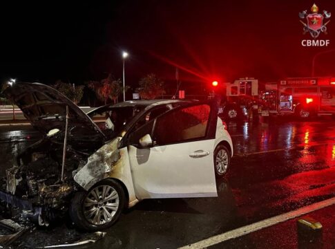 carro-pega-fogo-ao-lado-do-palacio-do-planalto-e-mobiliza-bombeiros