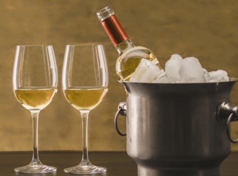 chef-ensina-tecnica-facil-para-deixar-o-vinho-gelado-por-mais-tempo