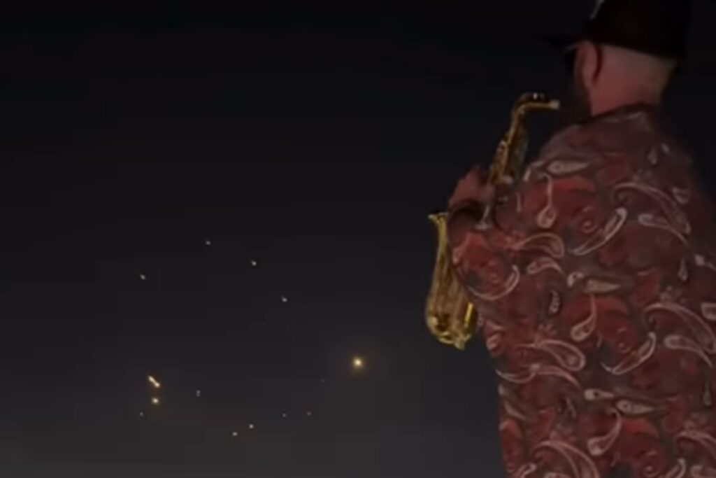 saxofonista-viraliza-ao-tocar-no-libano-enquanto-bombas-caem-em-israel