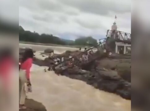 video:-ponte-desaba-na-india-e-pessoas-sao-arrastadas-pela-agua