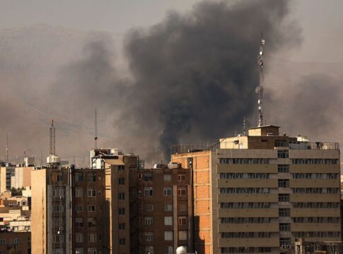 israel-mata-chefes-militares-do-ira,-que-responde-com-nova-ofensiva