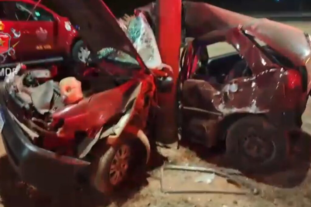 mulher-morre-apos-carro-colidir-carro-em-poste-na-br-020