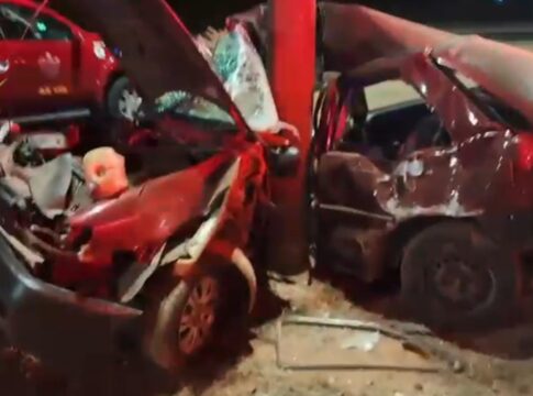 mulher-morre-apos-carro-colidir-carro-em-poste-na-br-020