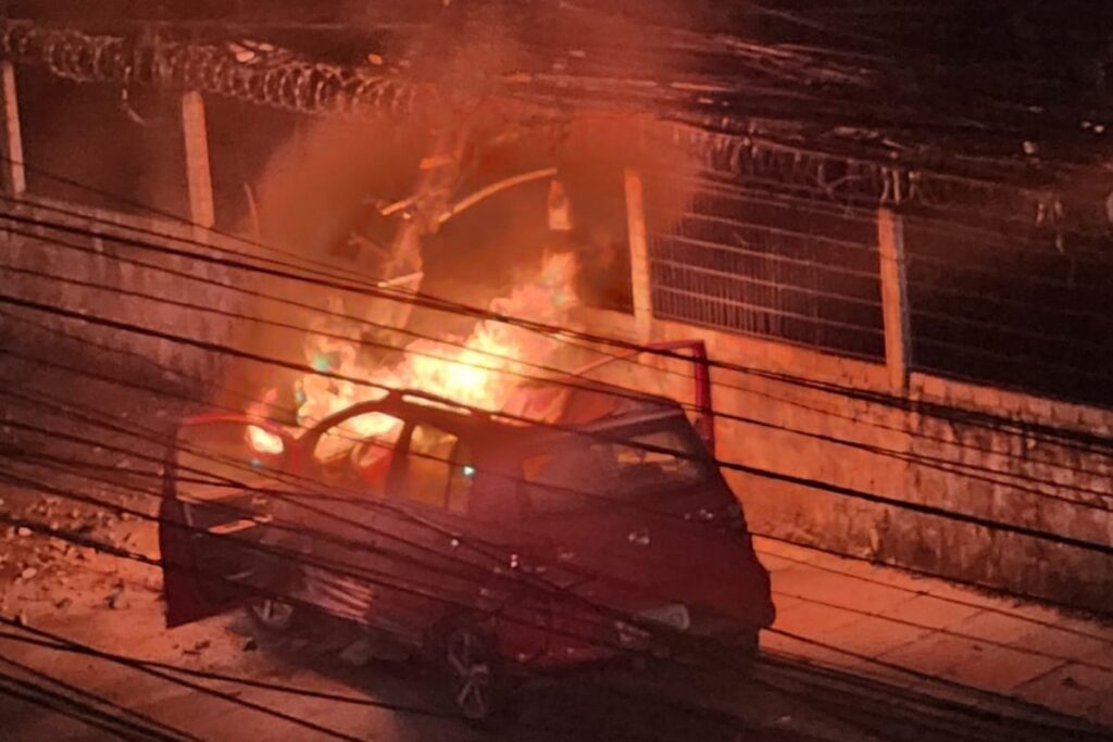 pe:-carro-derruba-poste-e-fica-em-chamas;-moradores-resgatam-motorista
