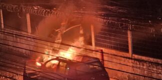 pe:-carro-derruba-poste-e-fica-em-chamas;-moradores-resgatam-motorista