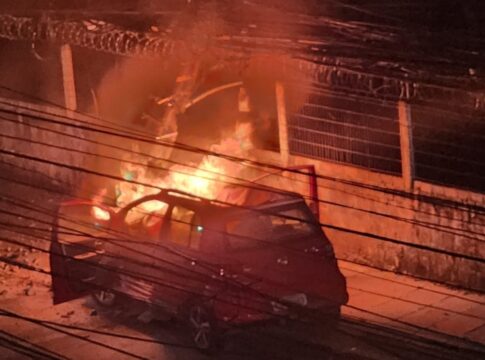 pe:-carro-derruba-poste-e-fica-em-chamas;-moradores-resgatam-motorista