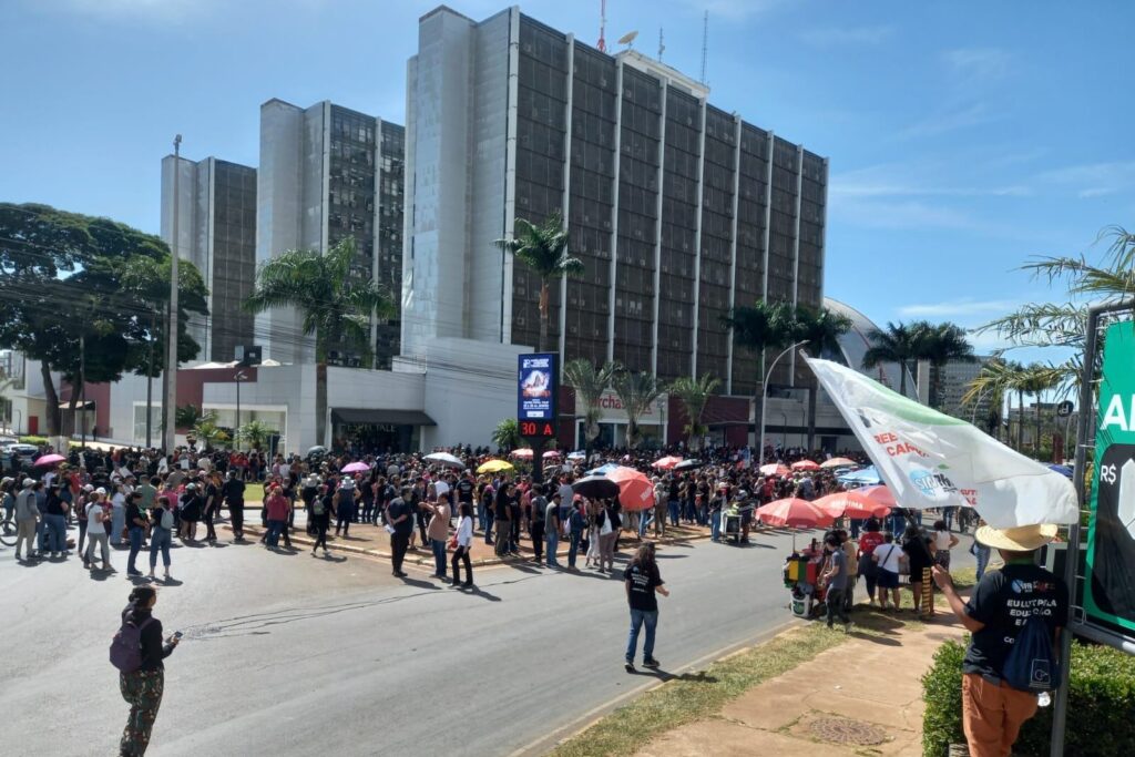 protesto-de-professores-tem-spray-de-pimenta-e-transito-travado.-video