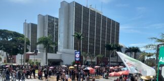 protesto-de-professores-tem-spray-de-pimenta-e-transito-travado.-video