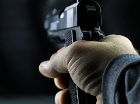 motorista-se-perde,-tenta-ajudar-homem-caido-na-rua-e-acaba-assaltado