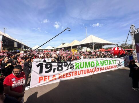 mp-pede-investigacao-de-pms-que-usaram-spray-de-pimenta-em-professores