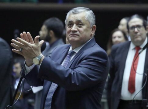 sem-saida,-governo-deve-liberar-base-em-votacao-da-urgencia-do-iof