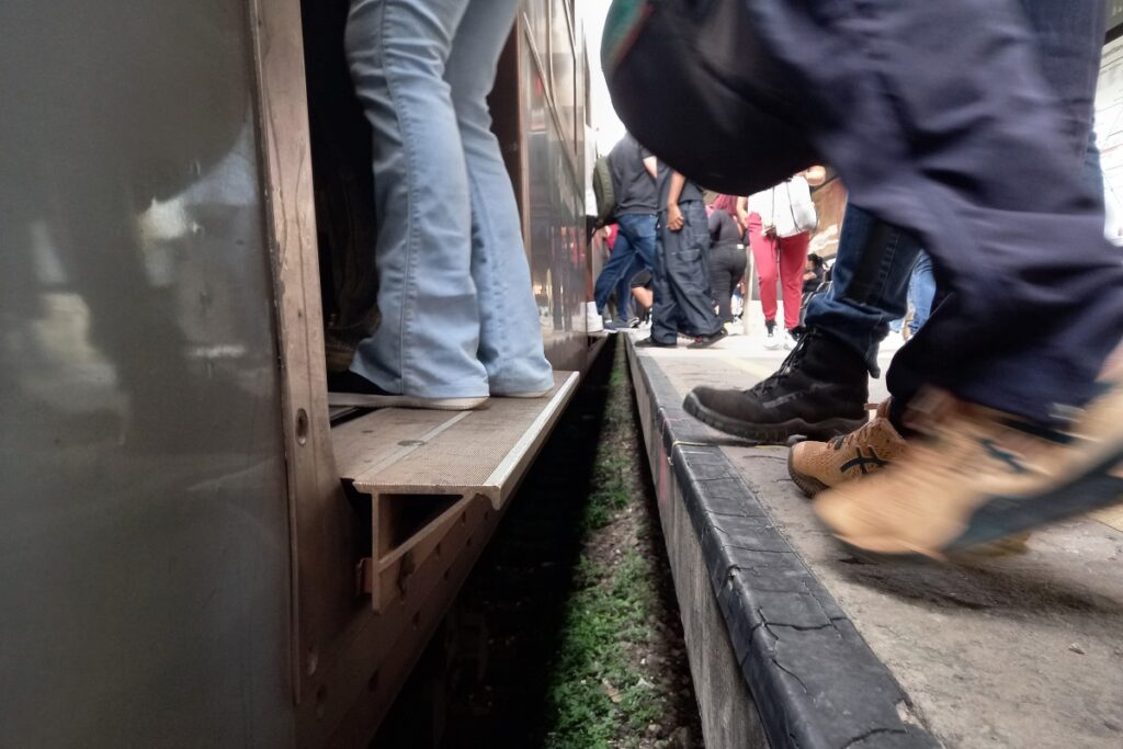 passageiro-cai-no-vao-entre-trem-e-plataforma-em-estacao-da-linha-8