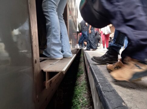 passageiro-cai-no-vao-entre-trem-e-plataforma-em-estacao-da-linha-8