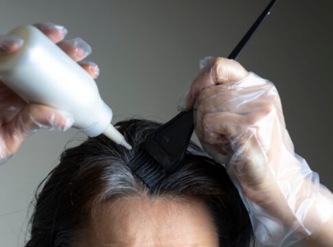 faca-em-casa-tinta-natural-que-cobre-fios-brancos-sem-agredir-o-cabelo