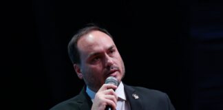 indiciado-por-abin-paralela,-carlos-bolsonaro-ironiza:-“pf-do-lula”