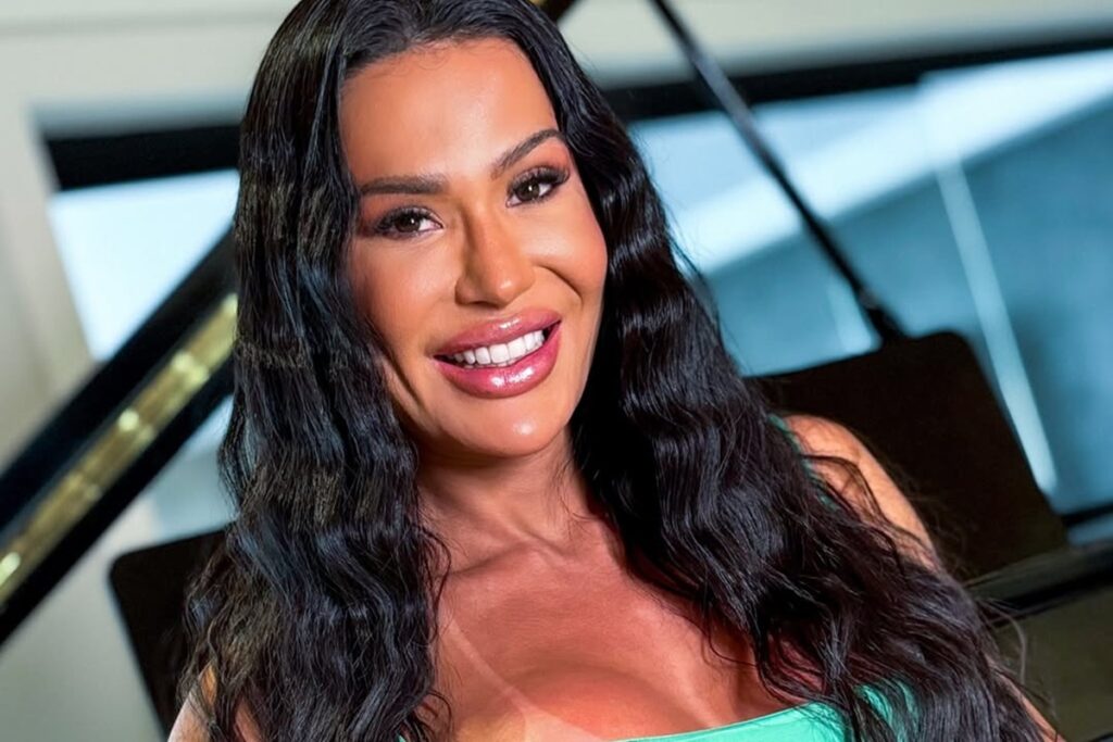 video:-gracyanne-barbosa-se-batiza-em-culto-de-pablo-marcal