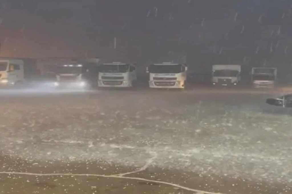 chuvas-acima-da-media,-granizo-e-ventos-deixam-rs-em-alerta.-video