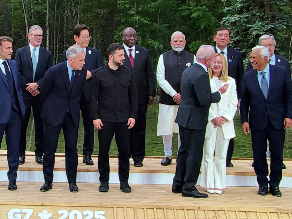 video:-lula-se-distrai-durante-foto-do-g7-e-lideres-chamam-sua-atencao