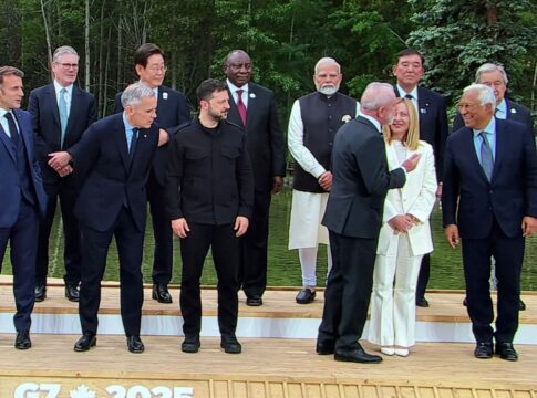 video:-lula-se-distrai-durante-foto-do-g7-e-lideres-chamam-sua-atencao