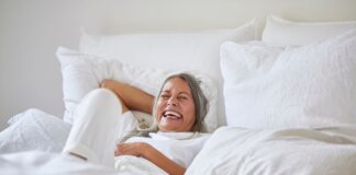 saiba-qual-o-cha-no-1-para-aliviar-os-fogachos-da-menopausa