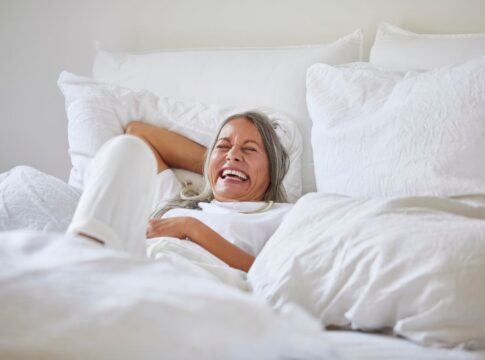 saiba-qual-o-cha-no-1-para-aliviar-os-fogachos-da-menopausa