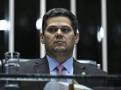 davi-alcolumbre-le-requerimento-de-instalacao-da-cpmi-do-inss