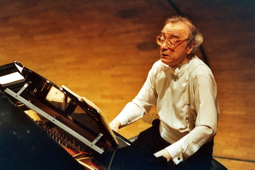 morre-alfred-brendel,-um-dos-maiores-pianistas-do-mundo,-aos-94-anos