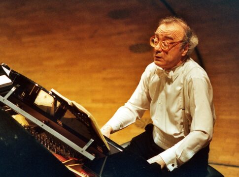 morre-alfred-brendel,-um-dos-maiores-pianistas-do-mundo,-aos-94-anos