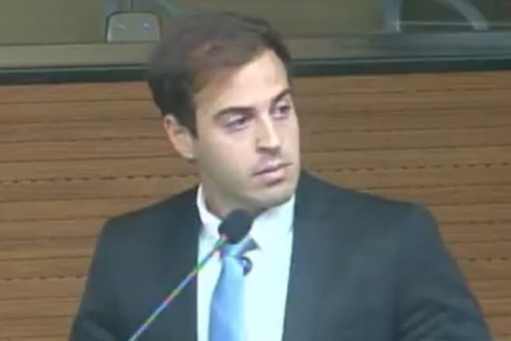 video:-filho-de-ex-ministro-ataca-moraes-e-joga-constituicao-no-chao