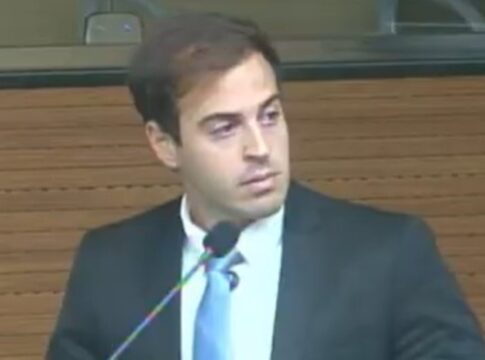 video:-filho-de-ex-ministro-ataca-moraes-e-joga-constituicao-no-chao