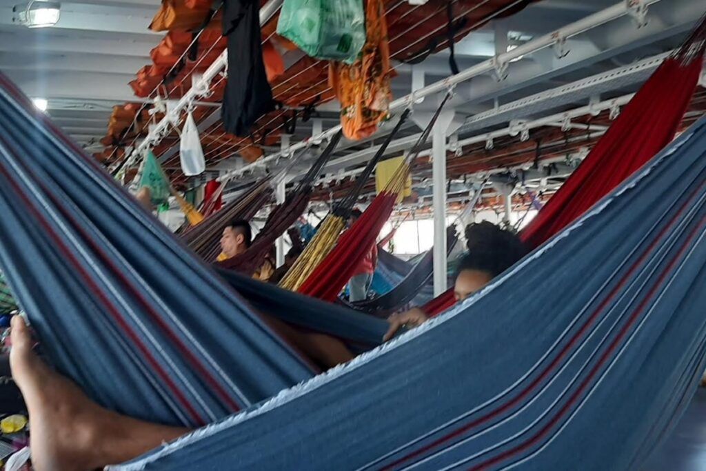 minha-vida-sem-destino,-entre-o-caboclo-na-rede-e-a-tia-na-rua