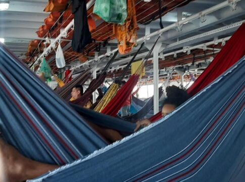minha-vida-sem-destino,-entre-o-caboclo-na-rede-e-a-tia-na-rua