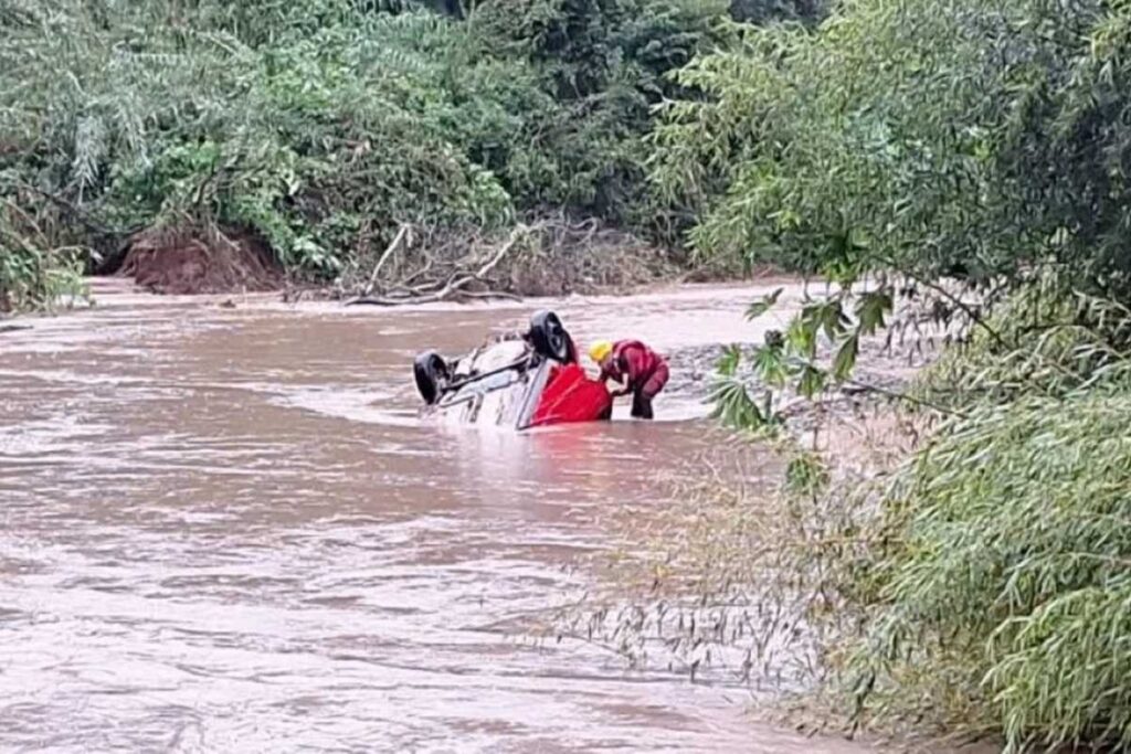 chuvas-no-rs:-duas-pessoas-morrem-ao-tentar-atravessar-area-alagada
