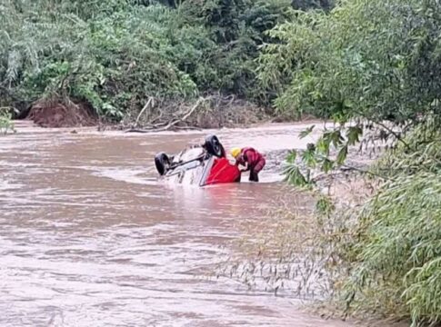 chuvas-no-rs:-duas-pessoas-morrem-ao-tentar-atravessar-area-alagada