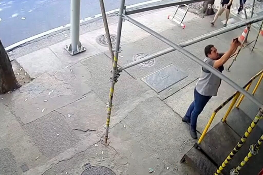 marquise-desaba-em-copacabana-e-funcionario-escapa-por-pouco.-video