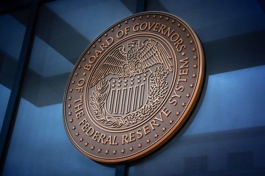 banco-central-dos-eua-resiste-a-trump-e-nao-mexe-na-taxa-de-juros