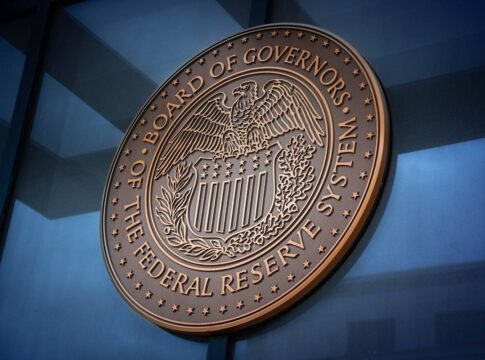 banco-central-dos-eua-resiste-a-trump-e-nao-mexe-na-taxa-de-juros