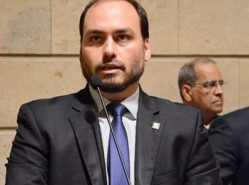 pf-diz-que-bolsonaro-e-carlos-integravam-organizacao-criminosa-na-abin