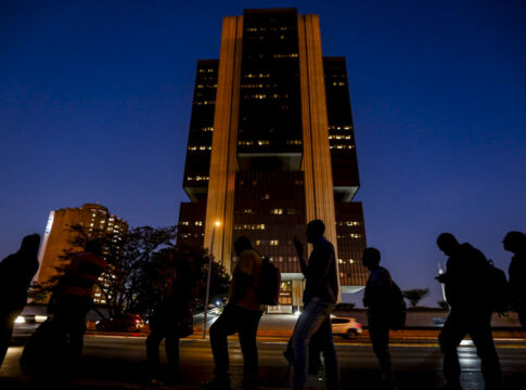 copom-sobe-taxa-de-juros-para-15%-ao-ano,-a-setima-alta-seguida