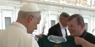 papa-recebe-suposta-camisa-falsificada-do-palmeiras-e-web-reage.-video
