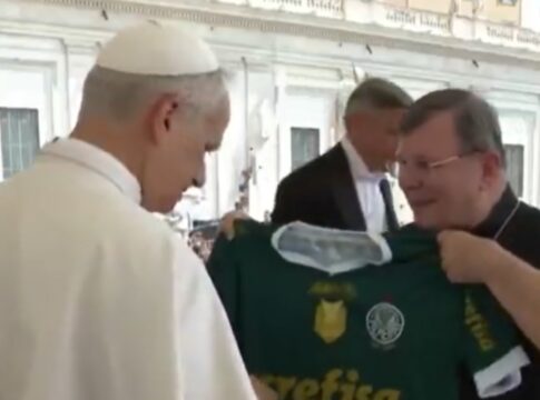 papa-recebe-suposta-camisa-falsificada-do-palmeiras-e-web-reage.-video