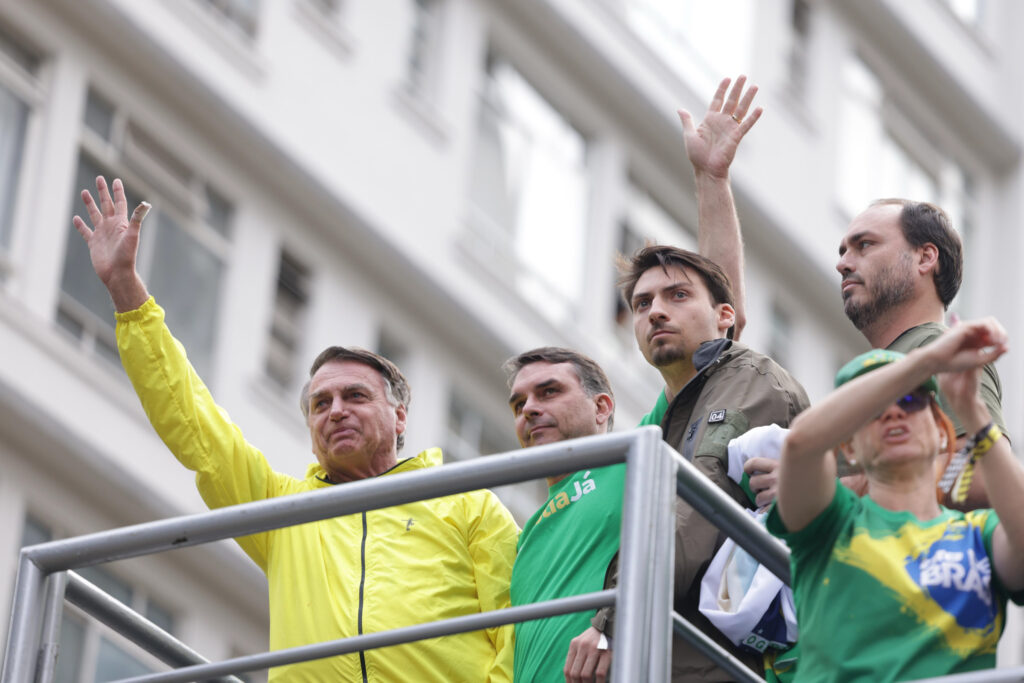 como-bolsonaro-e-filhos-teriam-sido-beneficiados-pela-abin-paralela