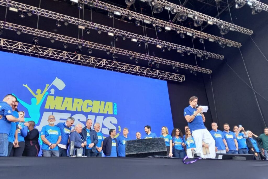 nunes,-tarcisio-e-agu-de-lula-participam-de-marcha-para jesus em sp