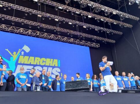 nunes,-tarcisio-e-agu-de-lula-participam-de-marcha-para jesus em sp