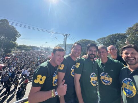 com-tarcisio-e-nunes-em-trio,-milhares-seguem-marcha-para-jesus-em-sp